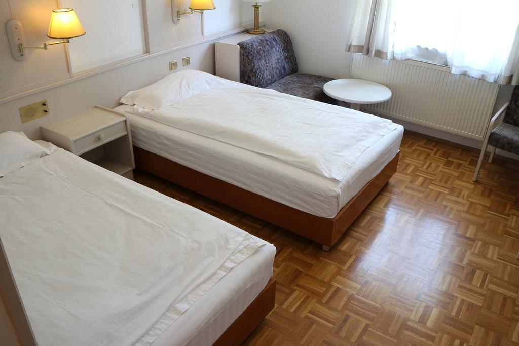 Hotel Wasserpalast - Breakfast For Free!!! Грац Стая снимка